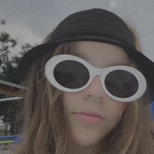 Meet your Posher, Alexis